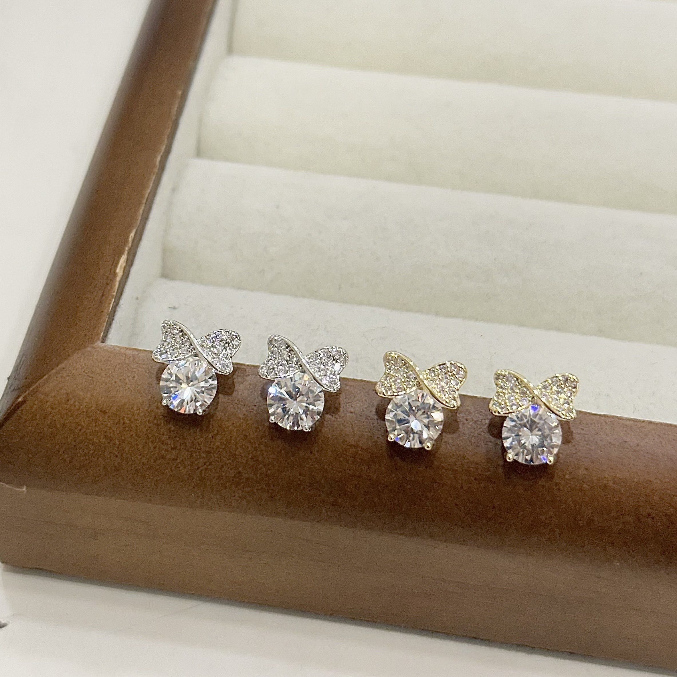 Q43滿鑽蝴蝶結單鑽耳針