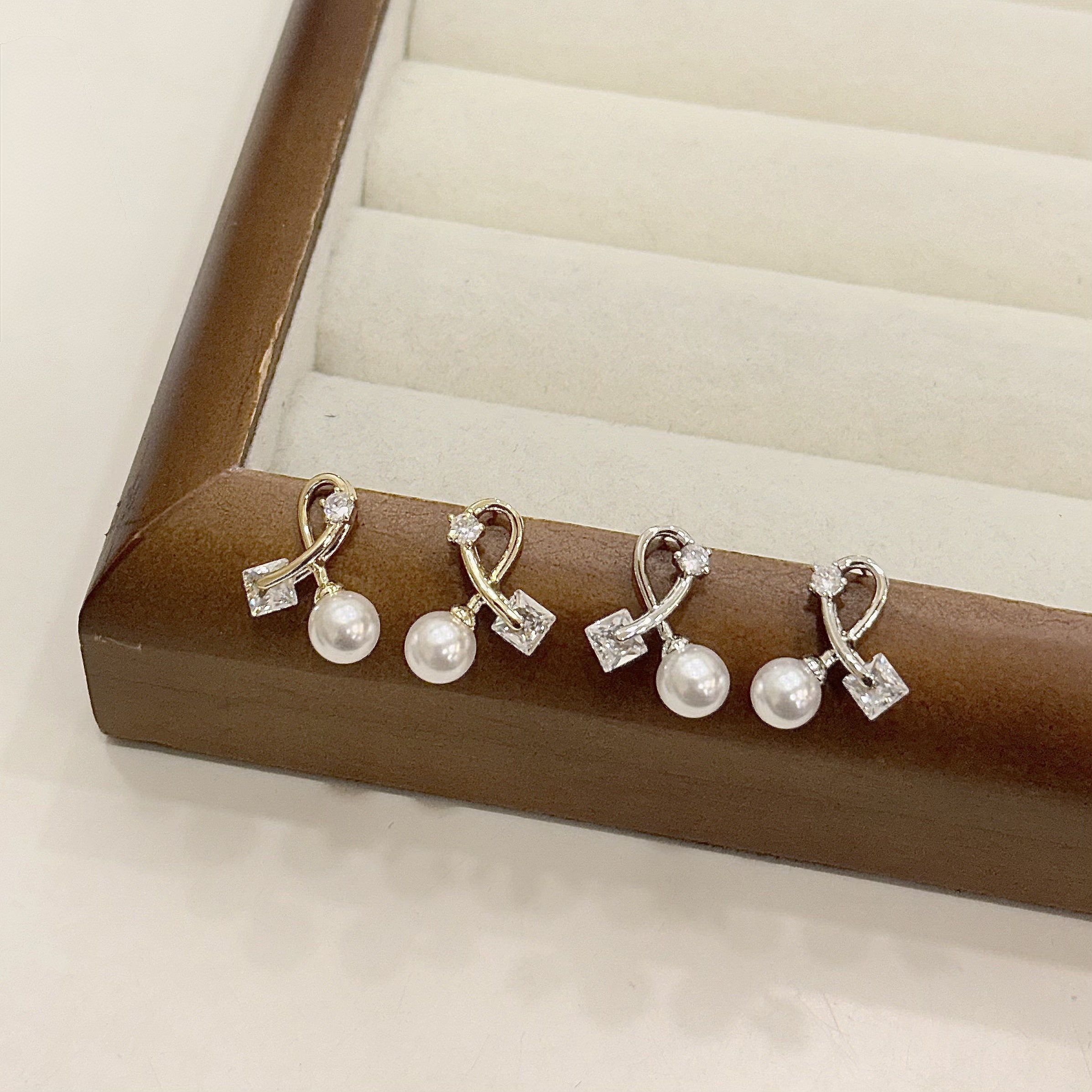 Q44單鑽珍珠交叉耳針