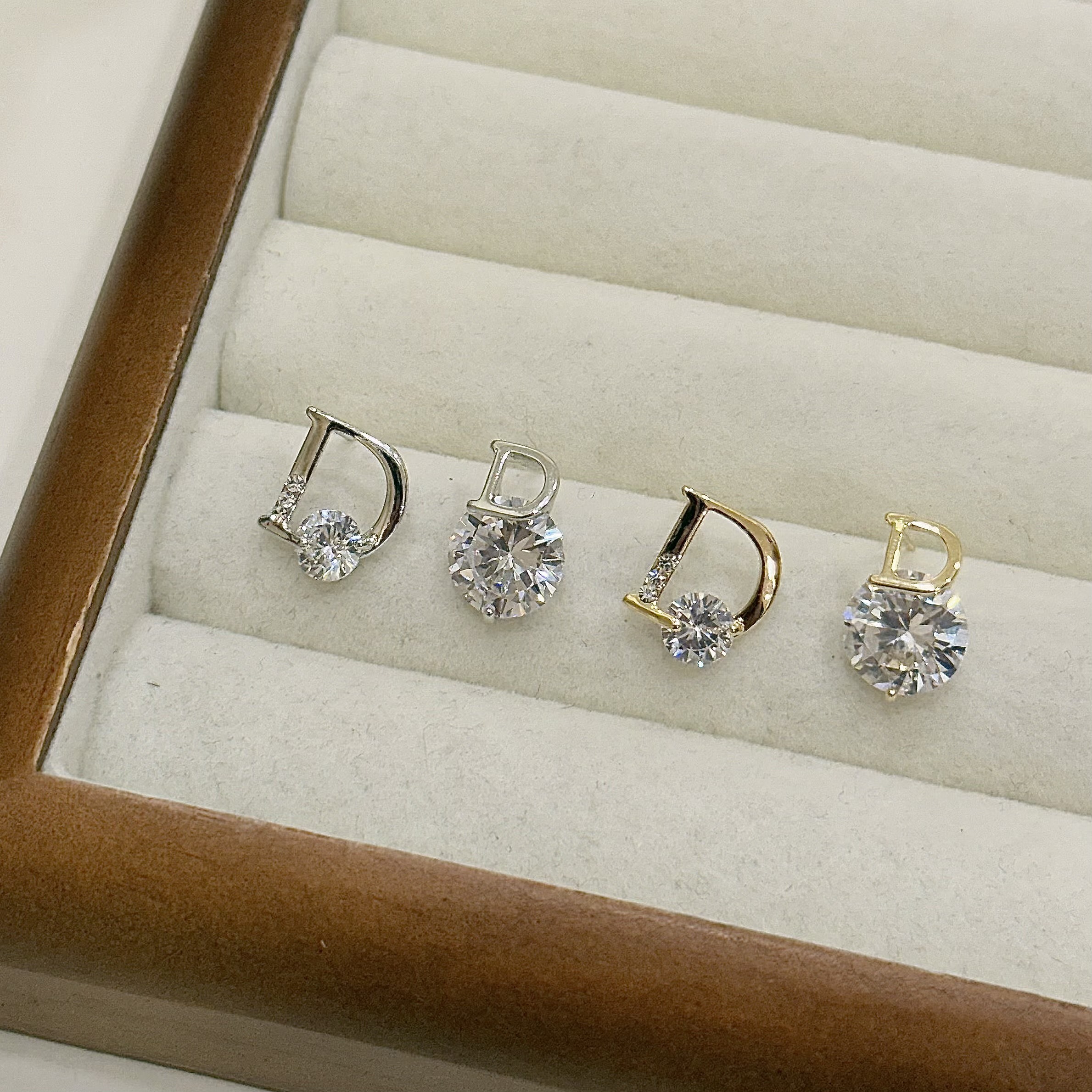 時刻．字母D不對稱耳針