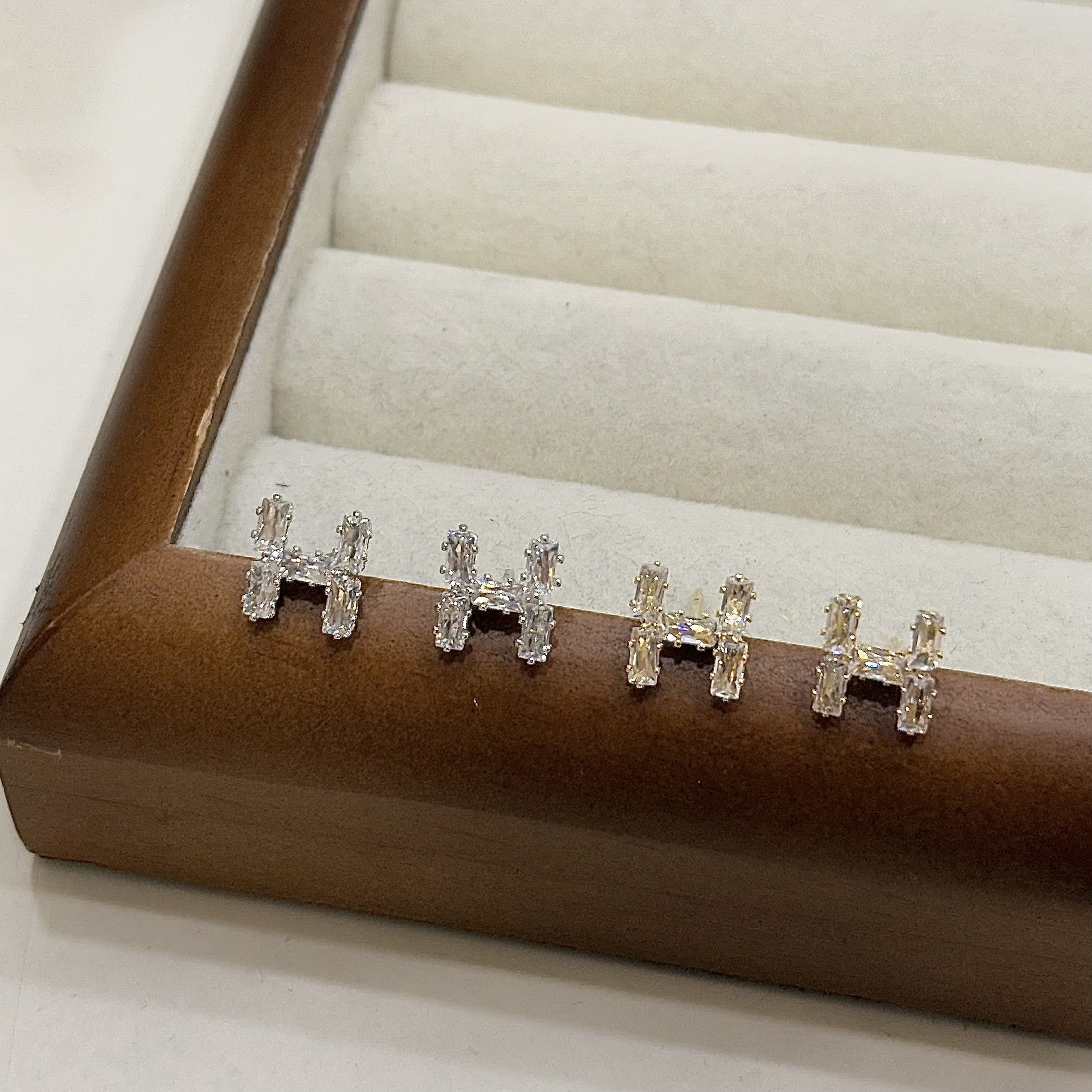 Q49鋯石字母H耳針