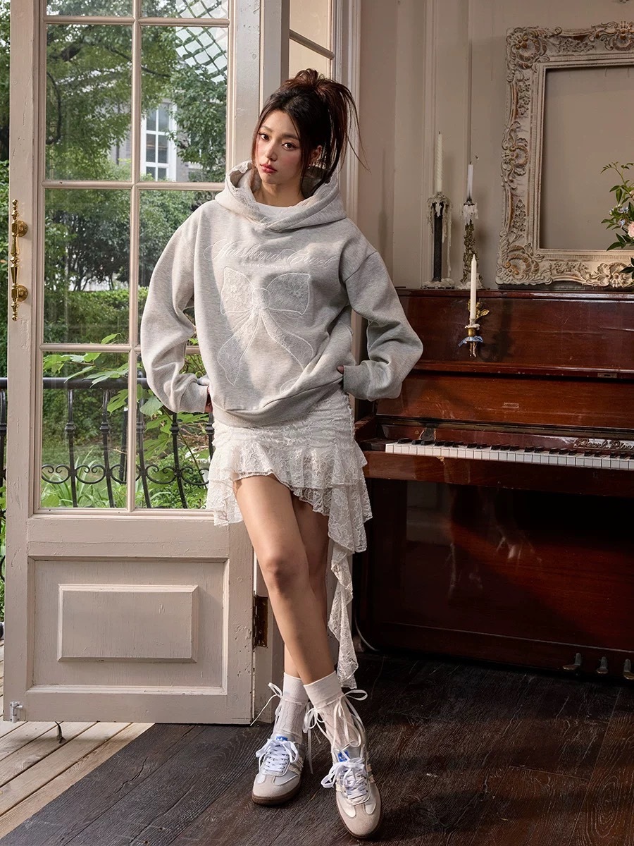 Harsh and Cruel 刺繡蕾絲花邊蝴蝶結 帽T HZ244030397