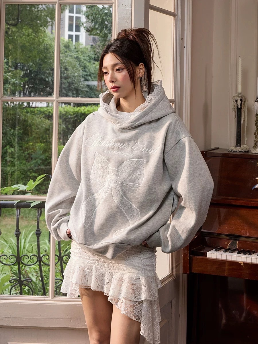 Harsh and Cruel 刺繡蕾絲花邊蝴蝶結 帽T HZ244030397