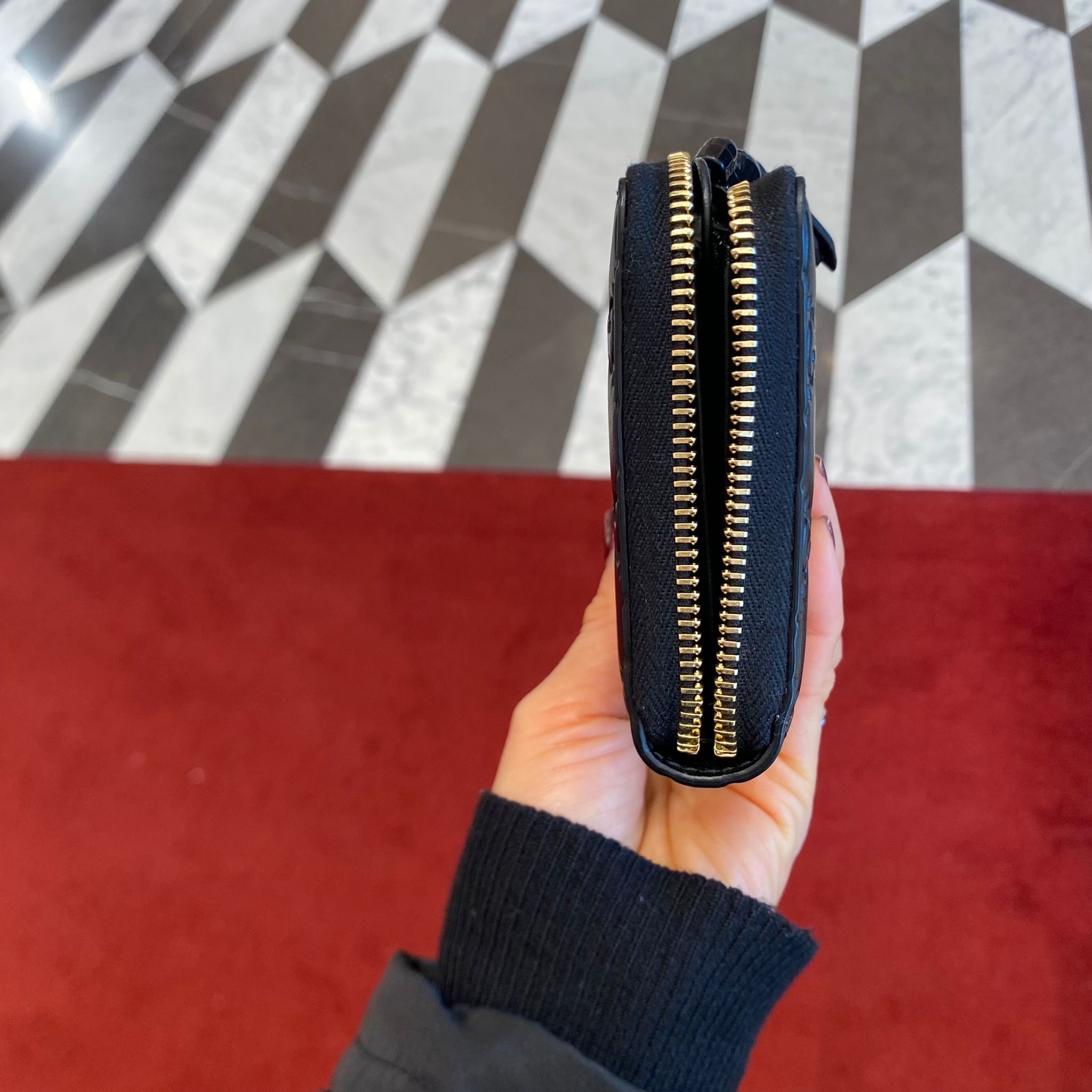 Gucci Signature leather calf zip around long wallet in black