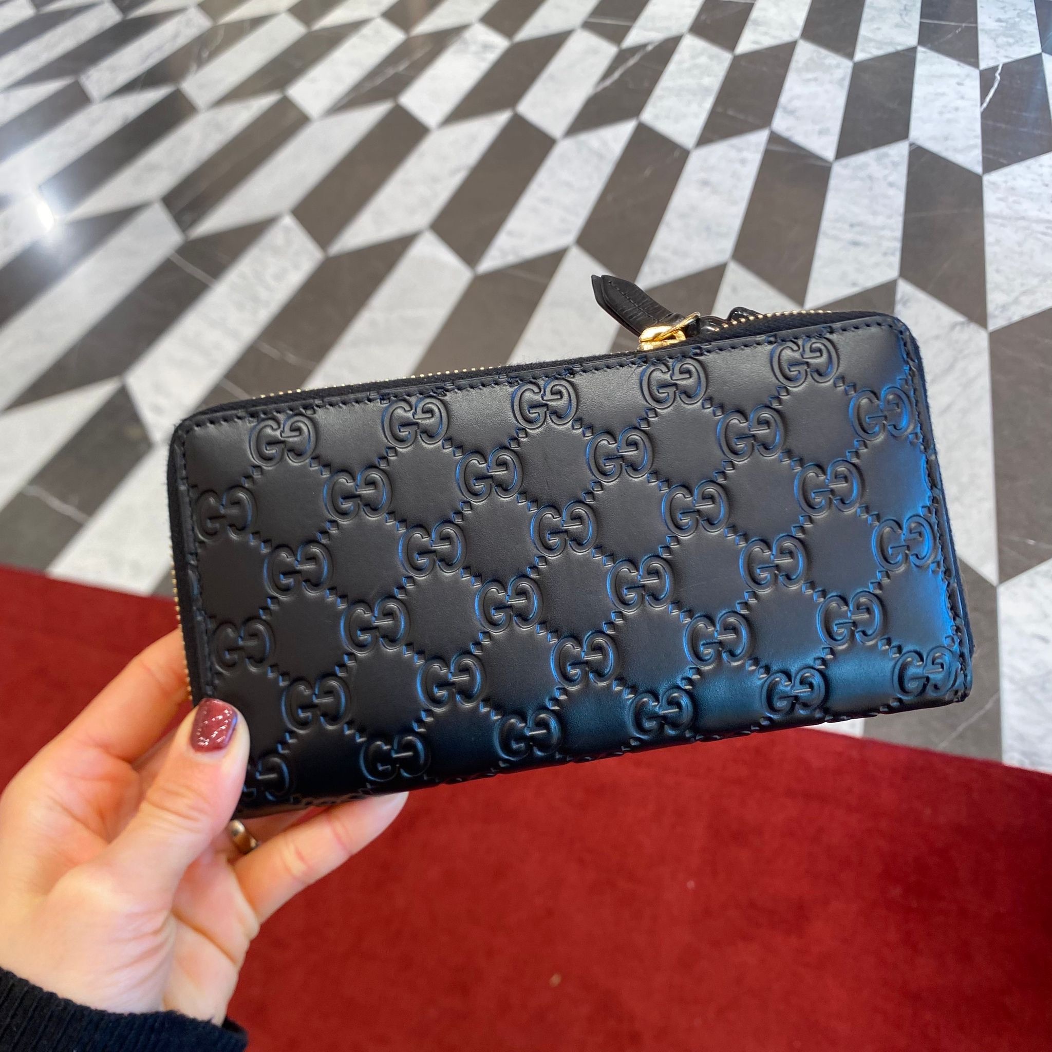 Gucci Signature leather calf zip around long wallet in black