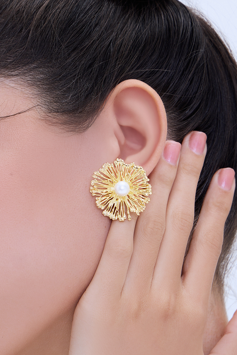 法式金屬珍珠花朵。銀針耳環(金)