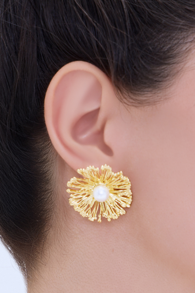 法式金屬珍珠花朵。夾式耳環(金)