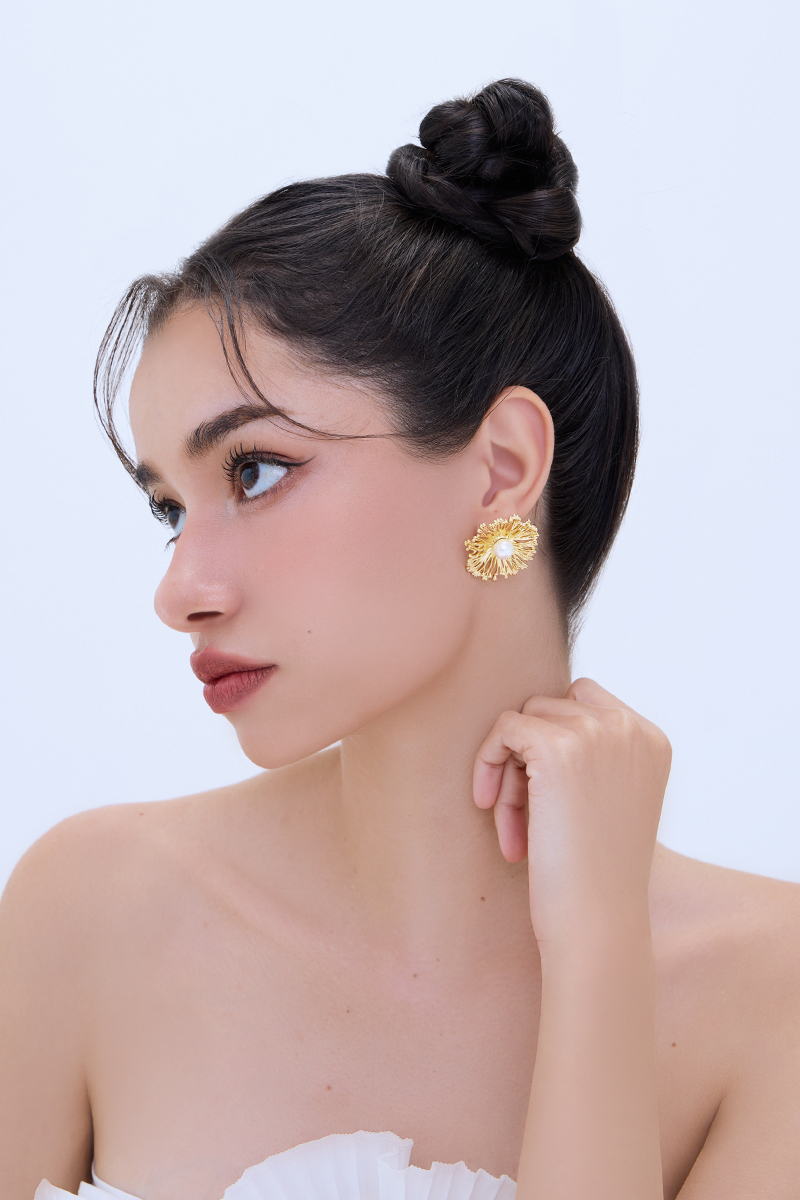 法式金屬珍珠花朵。夾式耳環(金)