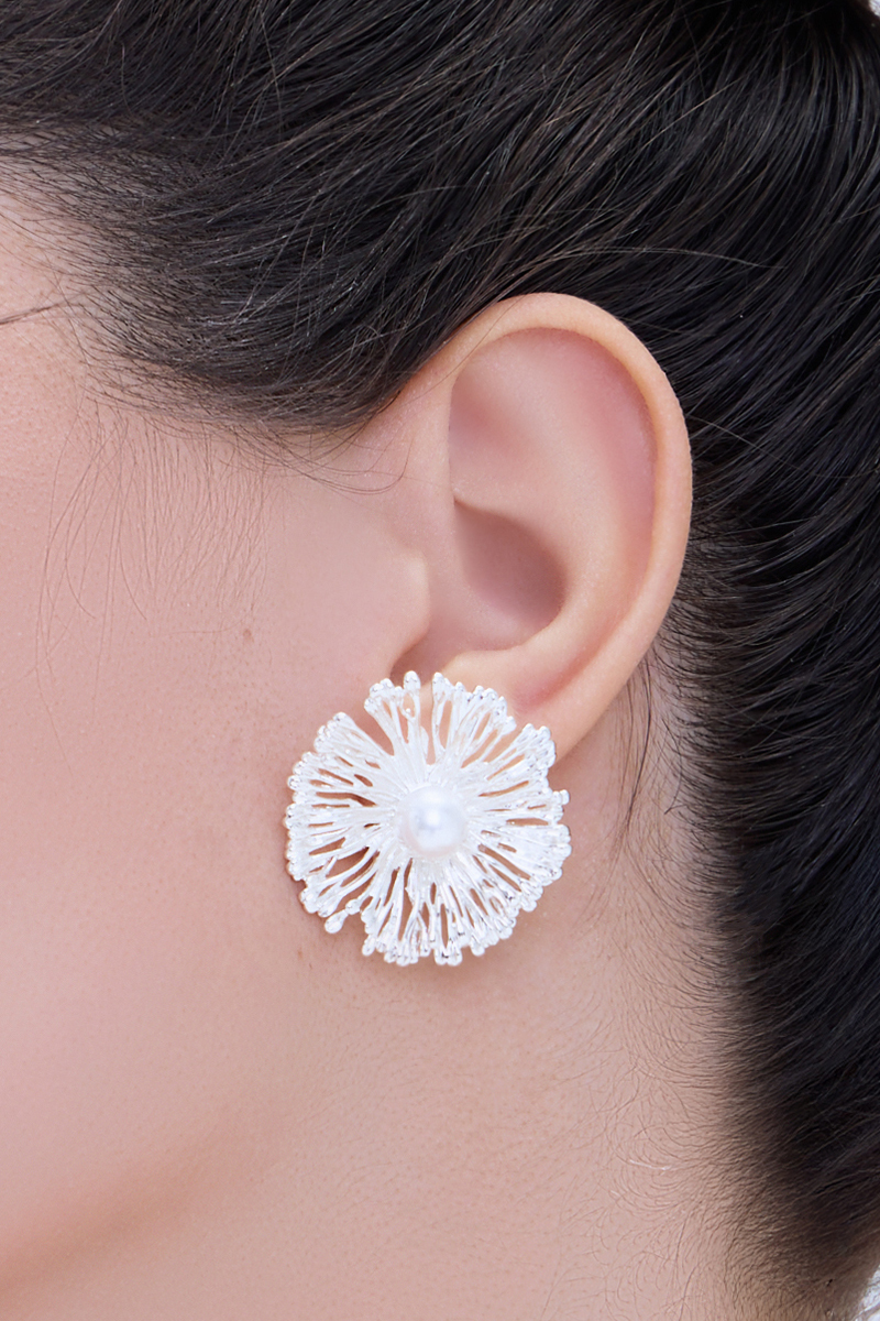 法式金屬珍珠花朵。銀針耳環(銀)