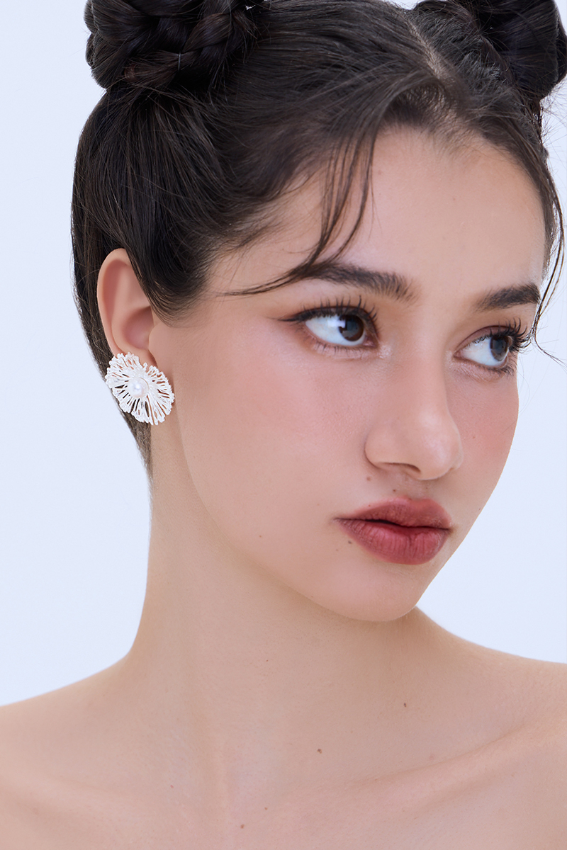 法式金屬珍珠花朵。夾式耳環(銀)