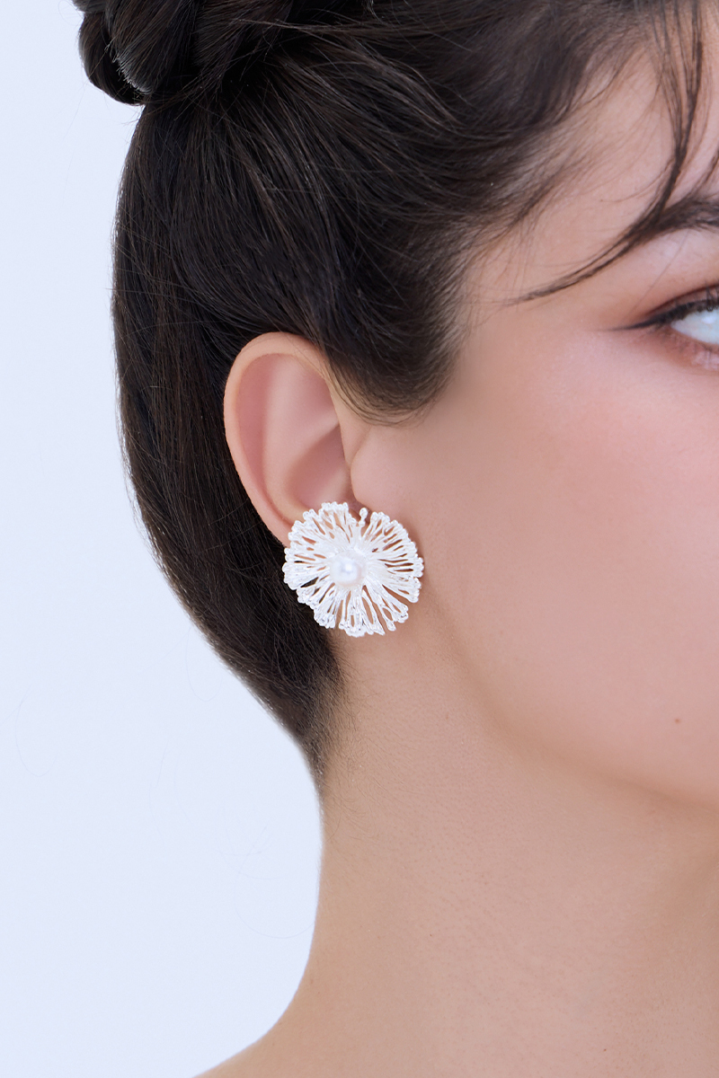 法式金屬珍珠花朵。夾式耳環(銀)