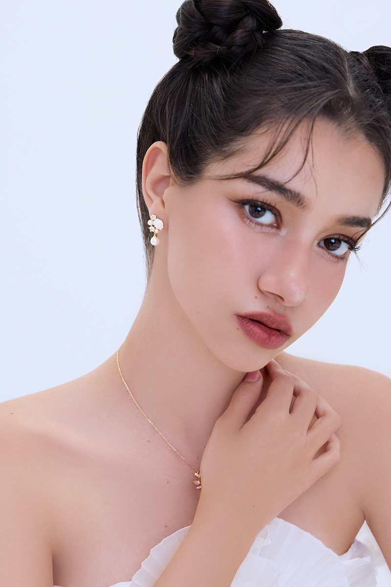 白玫瑰珍珠鋯石。銀針耳環