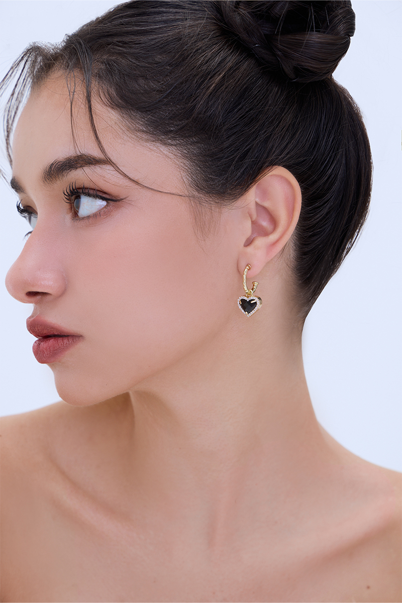 黑色愛心排鑽。銀針耳環