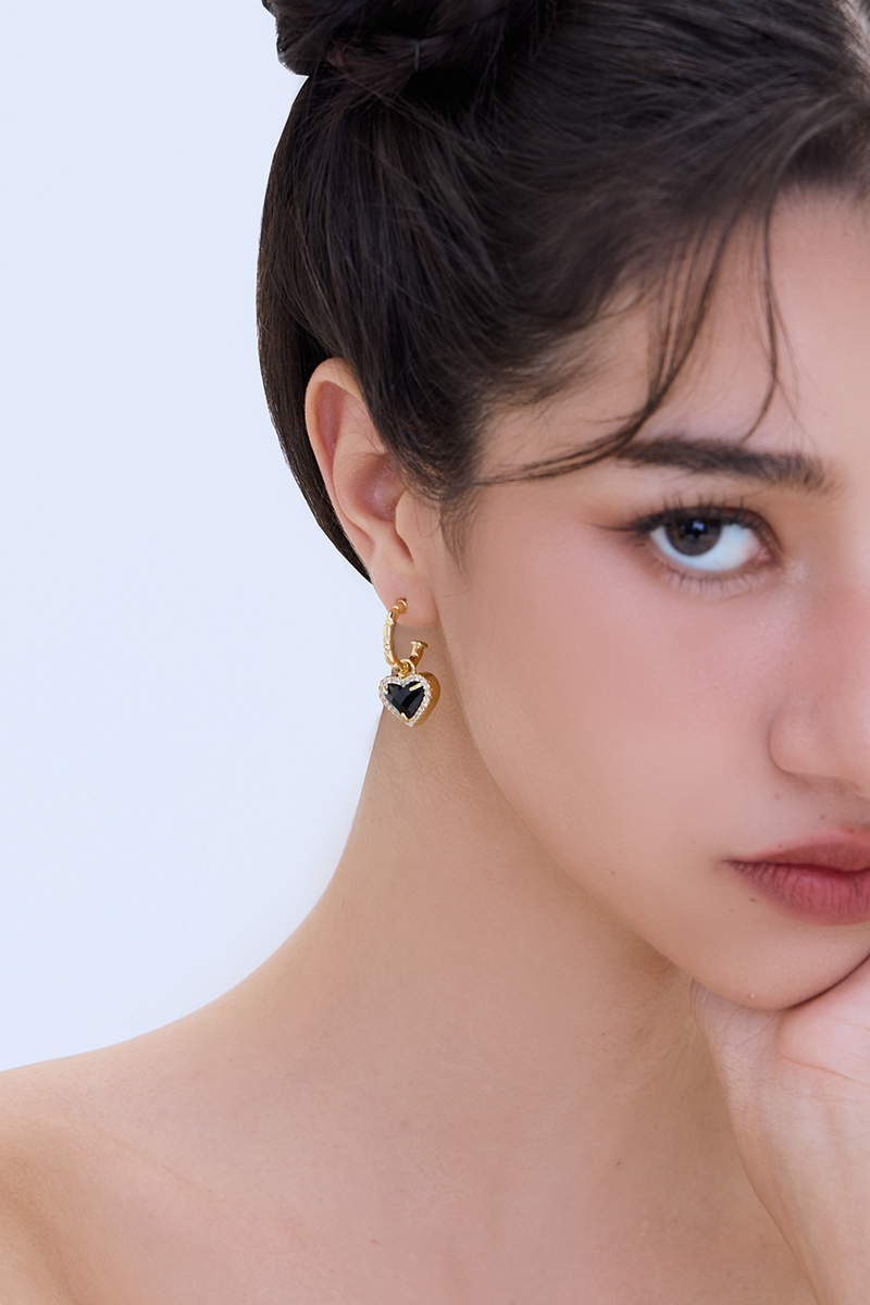 黑色愛心排鑽。銀針耳環