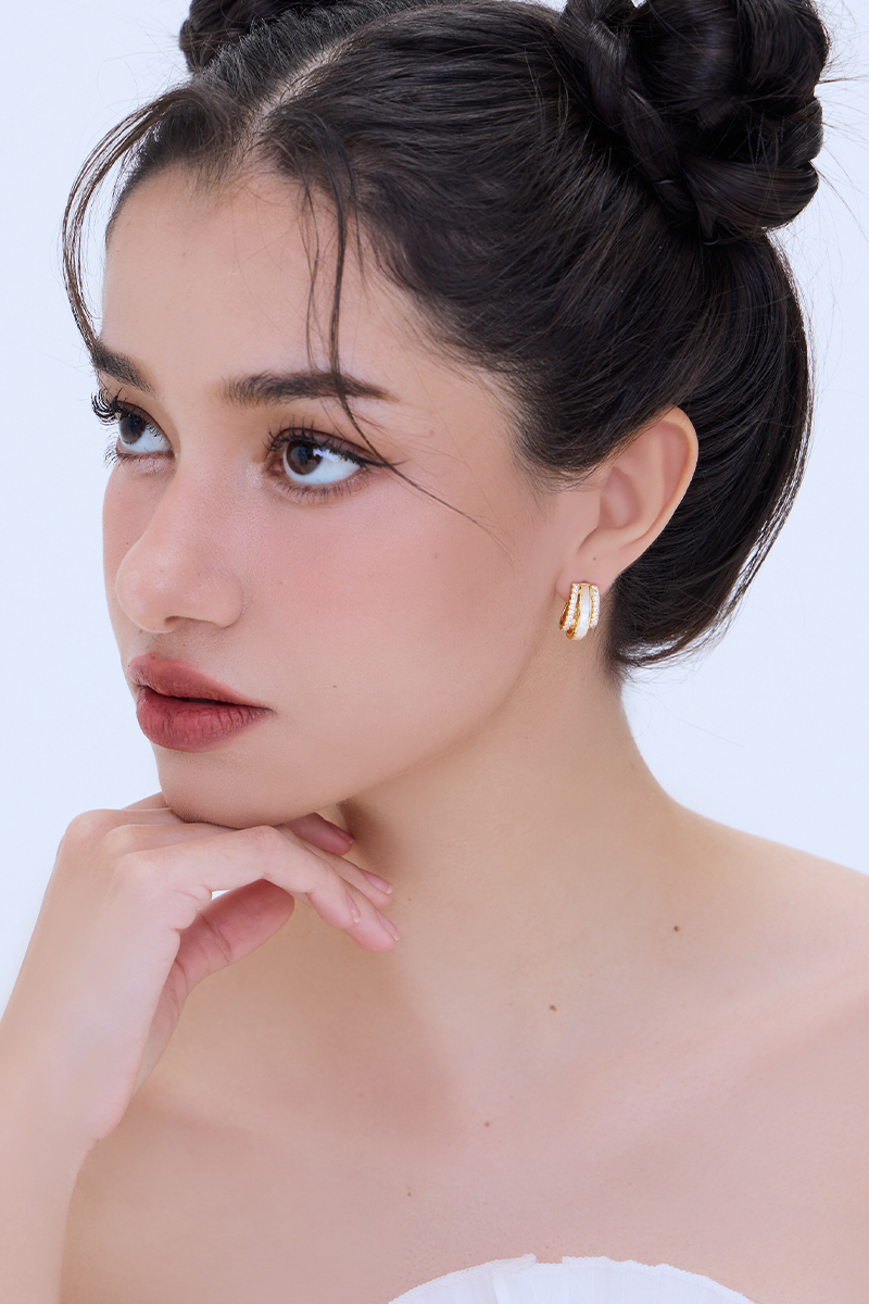 三層貝殼鋯石。銀針耳環