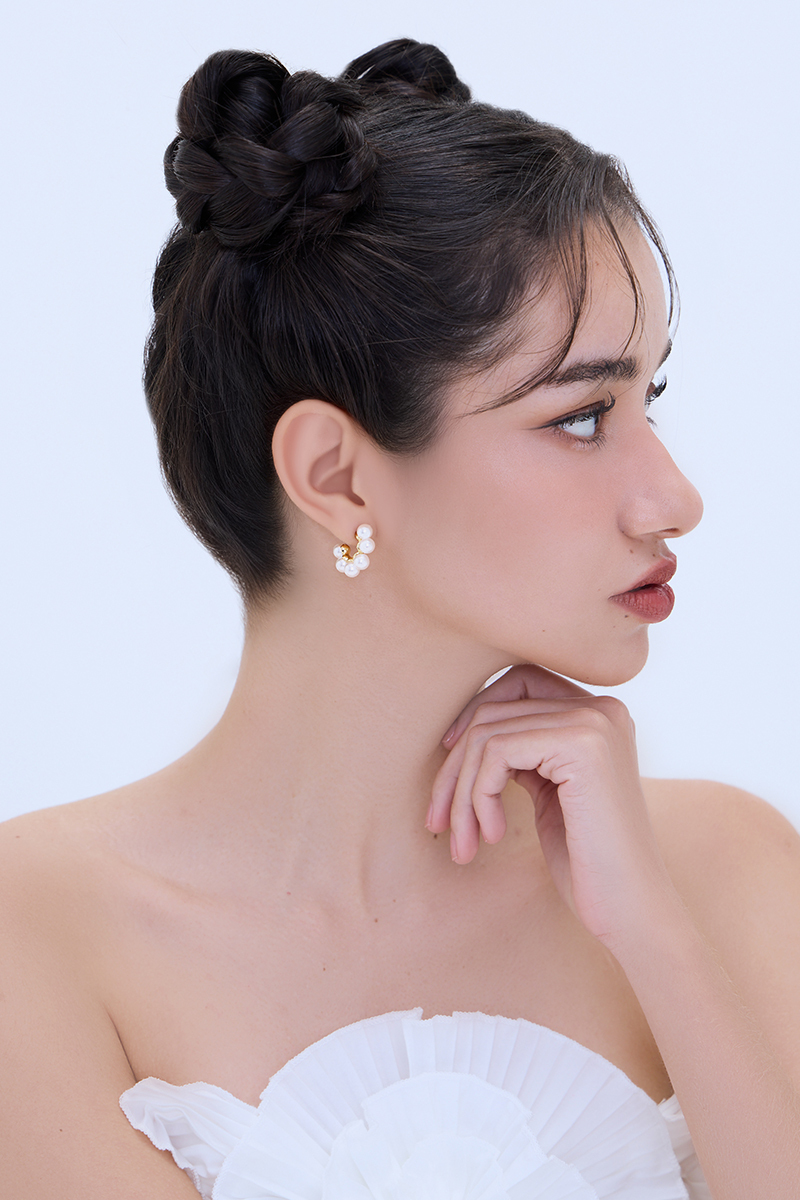 法式C型珍珠。銀針耳環