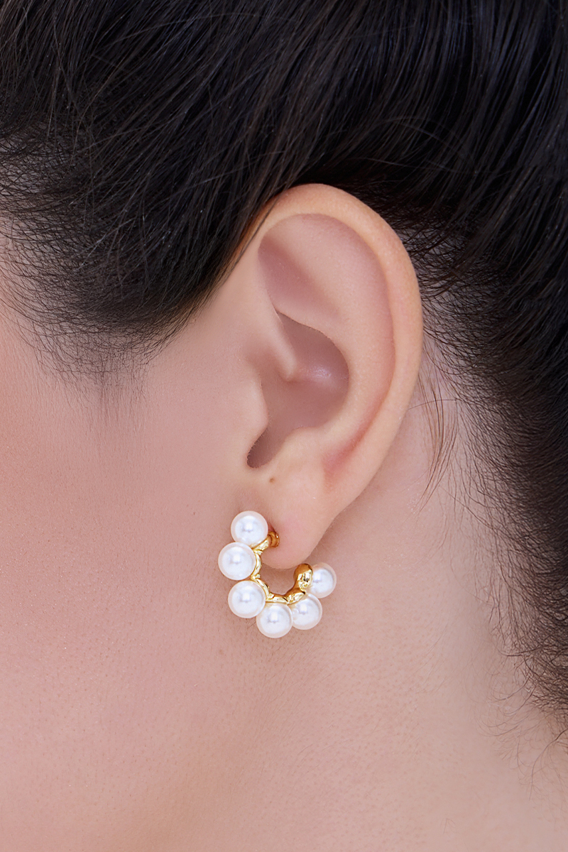 法式C型珍珠。銀針耳環