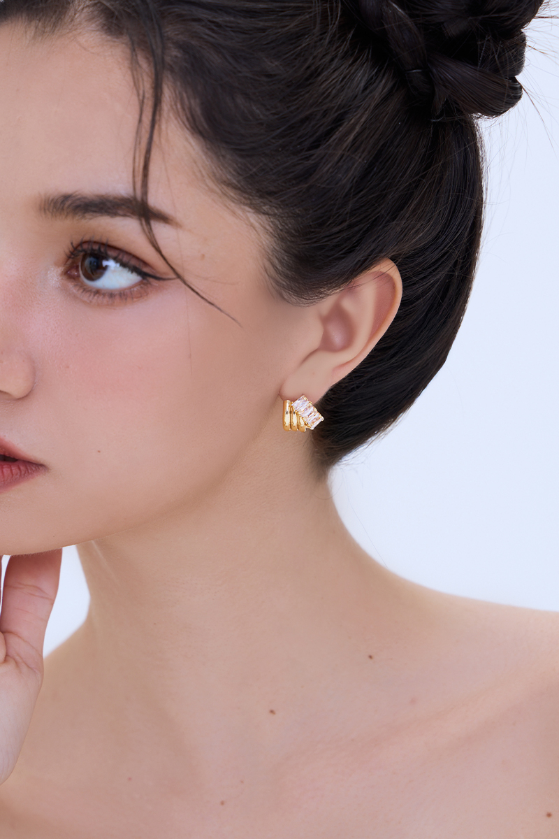 金屬交錯鋯石。銀針耳環