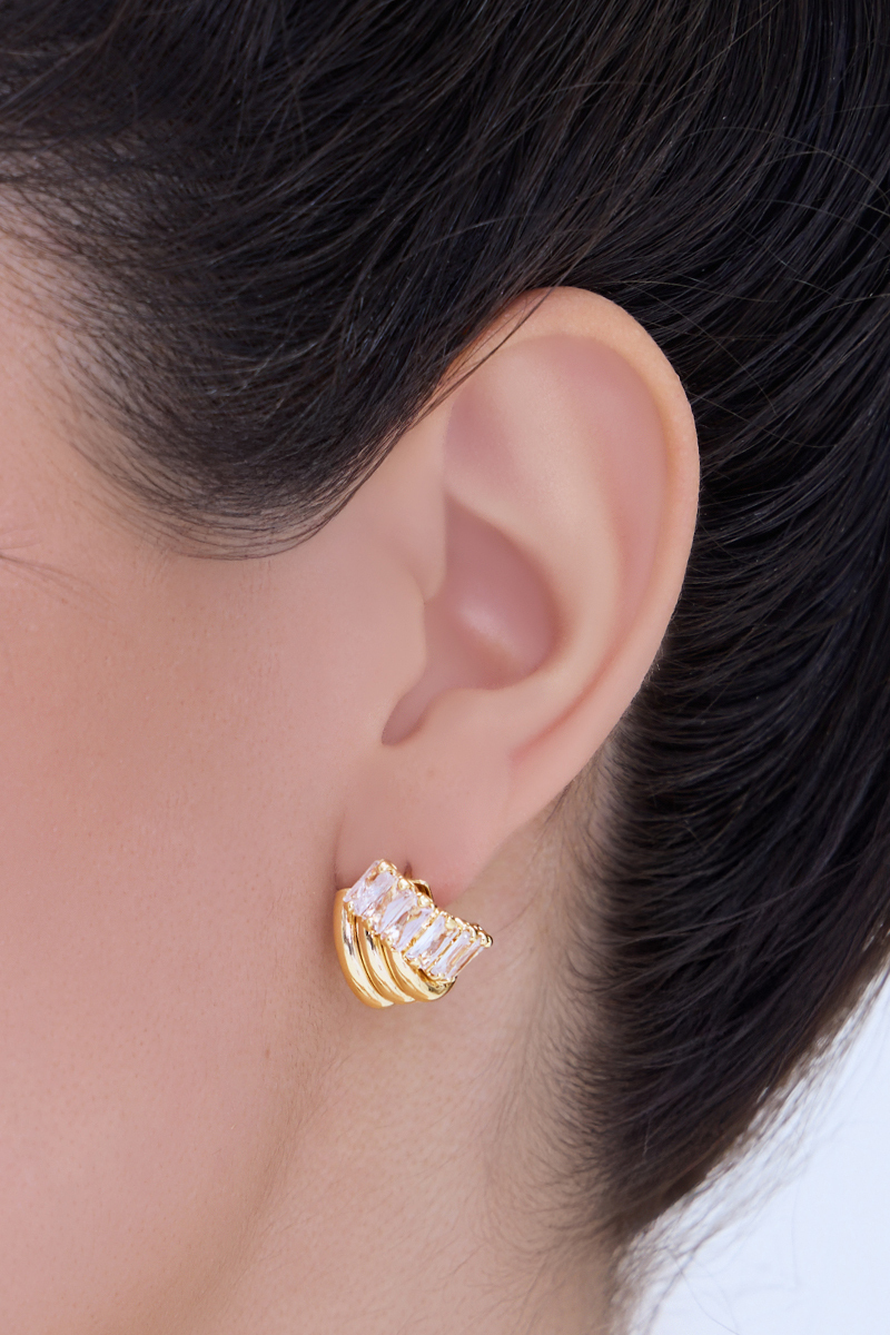 金屬交錯鋯石。銀針耳環