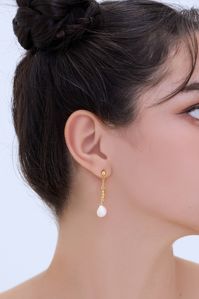 巴洛克淡水珍珠。銀針耳環