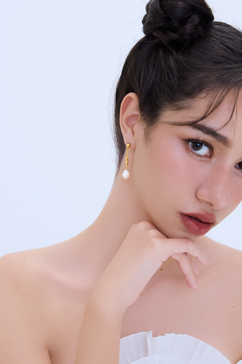 巴洛克淡水珍珠。銀針耳環