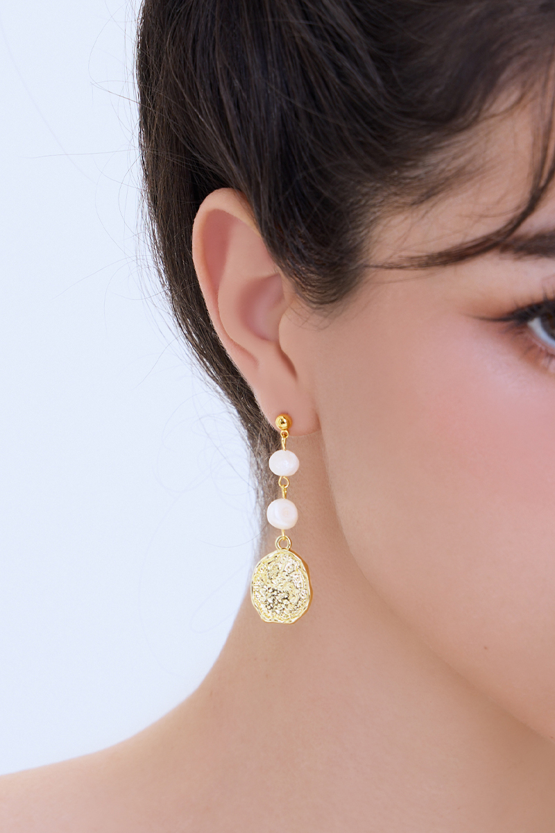 不對稱金屬淡水珍珠。銀針耳環