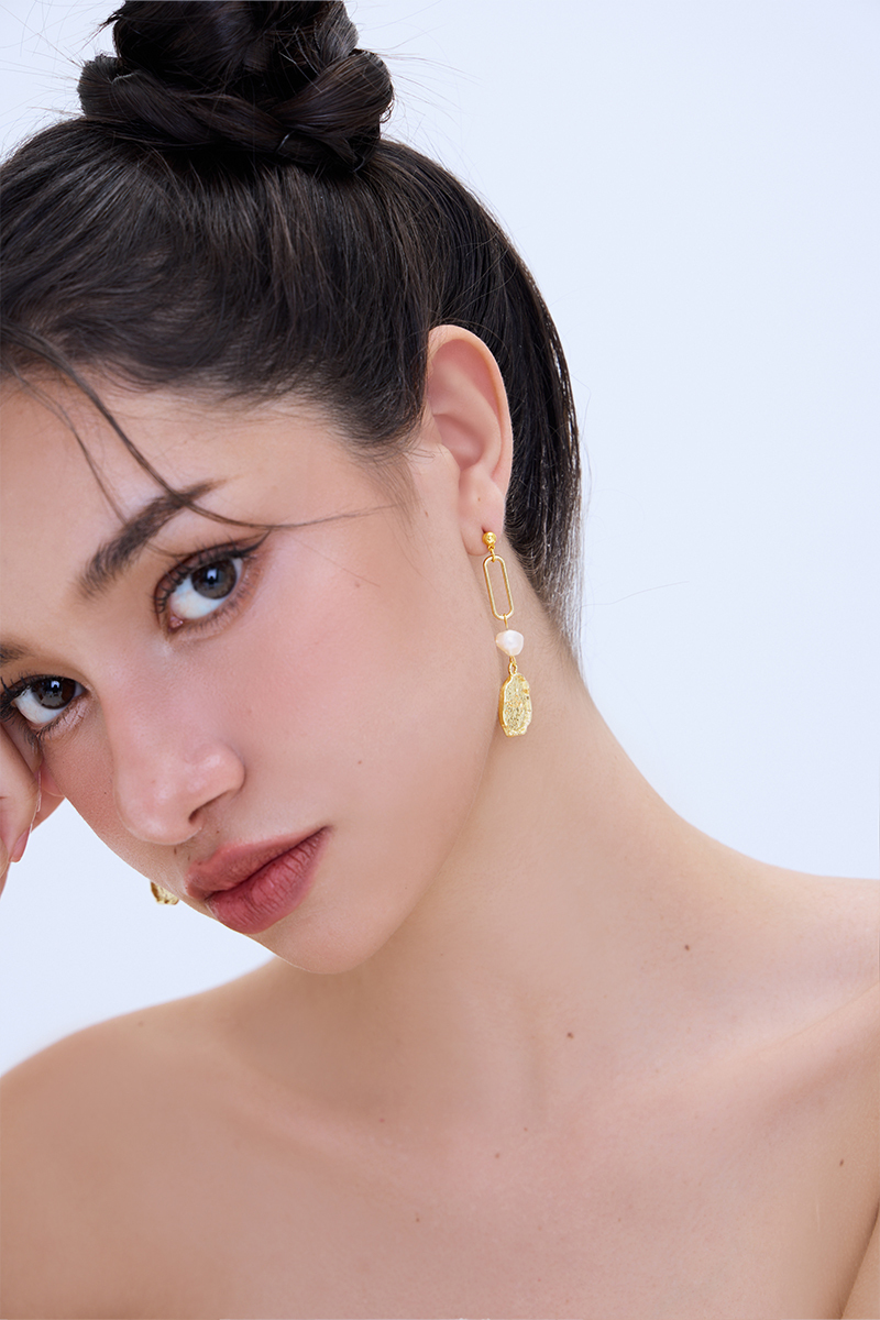 不對稱金屬淡水珍珠。銀針耳環