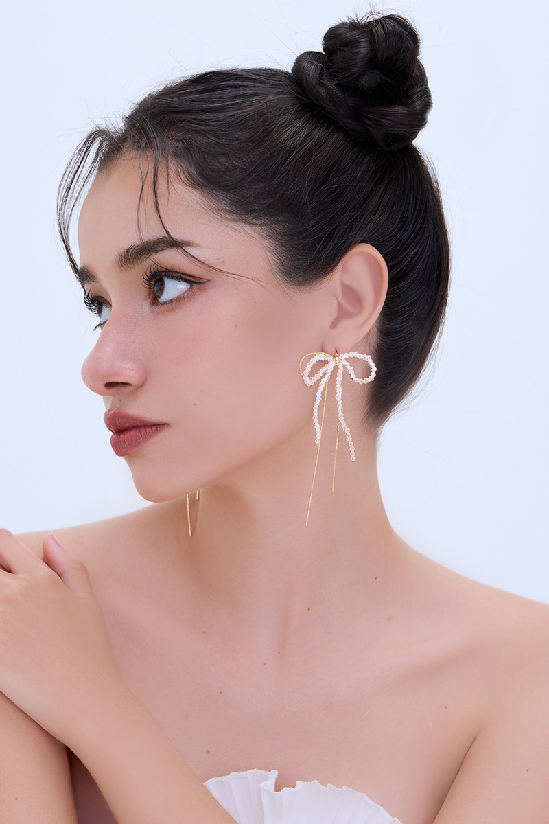 水晶串珠蝴蝶結。銀針耳環