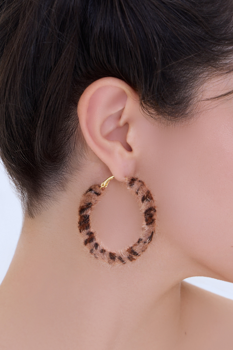 C形頑皮豹豹。銀針耳環