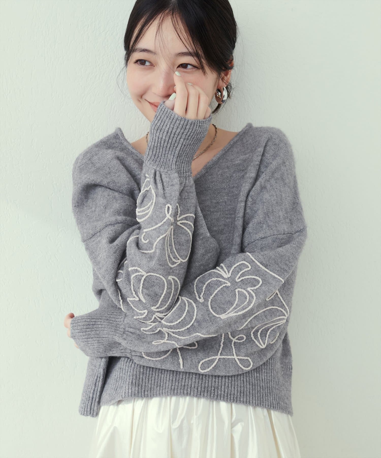 natural couture(ナチュラルクチュール)  モール刺繍前後２WAYニットプルオーバー灰（0342051290）