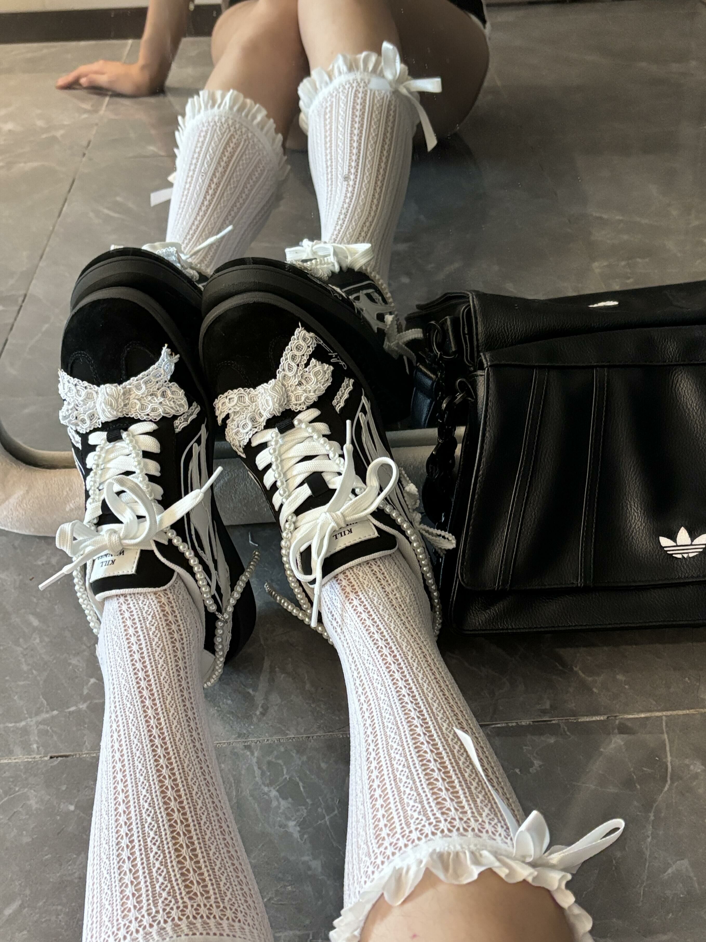 Killwinner 石墨黑白蕾絲德訓鞋 黑白 格雷風 麂皮 蕾絲 緞帶 珍珠 蝴蝶結 德訓鞋/預購