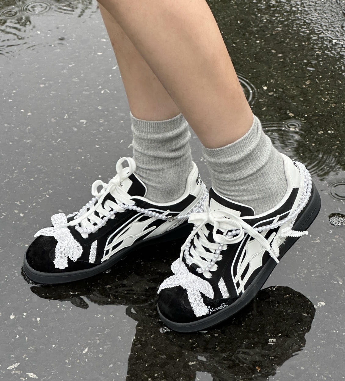 Killwinner 石墨黑白蕾絲德訓鞋 黑白 格雷風 麂皮 蕾絲 緞帶 珍珠 蝴蝶結 德訓鞋/預購