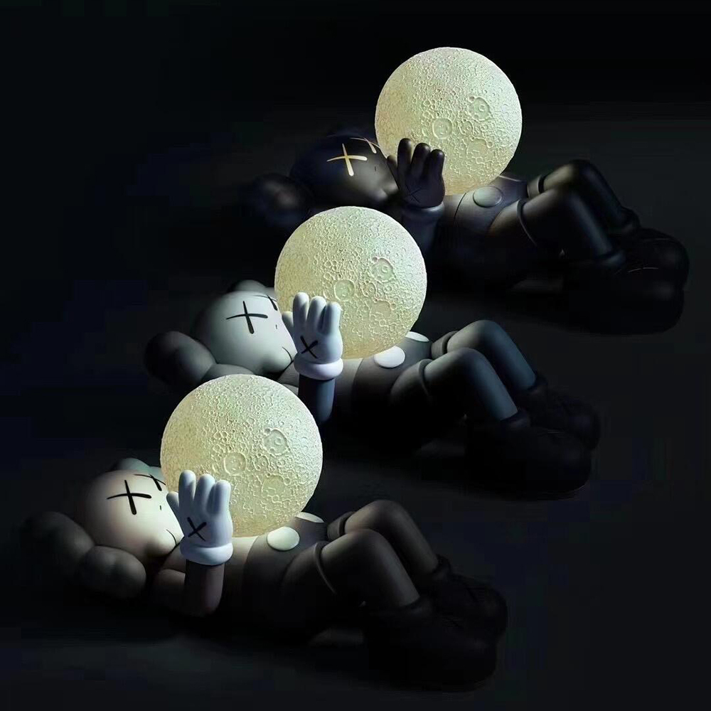 KAWS HOLIDAY 世界巡迴展 上海站限量展品 月球 抱月 夜光 棕色 炭灰 黑色 雕塑 躺姿 公仔 9.5IN