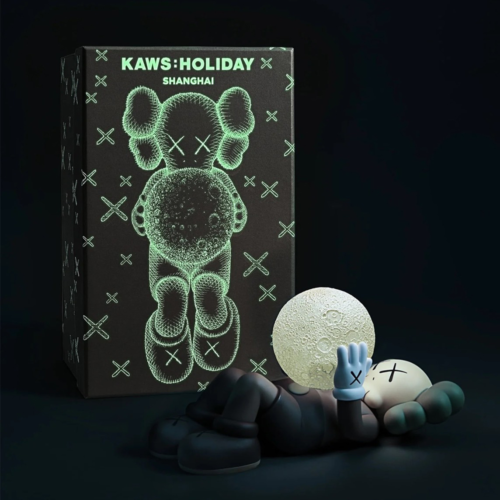 KAWS HOLIDAY 世界巡迴展 上海站限量展品 月球 抱月 夜光 棕色 炭灰 黑色 雕塑 躺姿 公仔 9.5IN