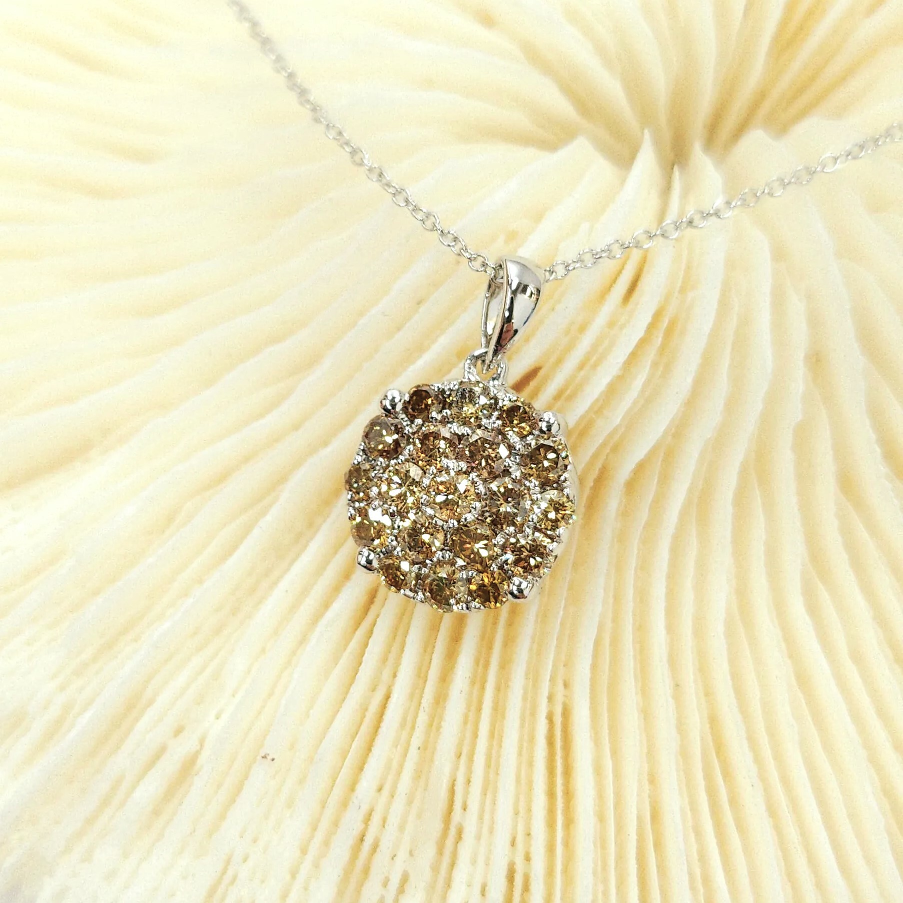 全新18K白金76份咖啡鑽石吊墜