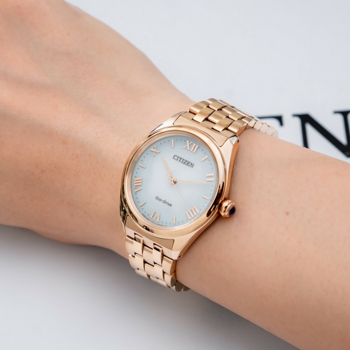 萬年鐘錶 - Citizen 星辰錶  L系列  珍珠貝錶盤光動能女錶  EM1143-81X 錶徑 33MM