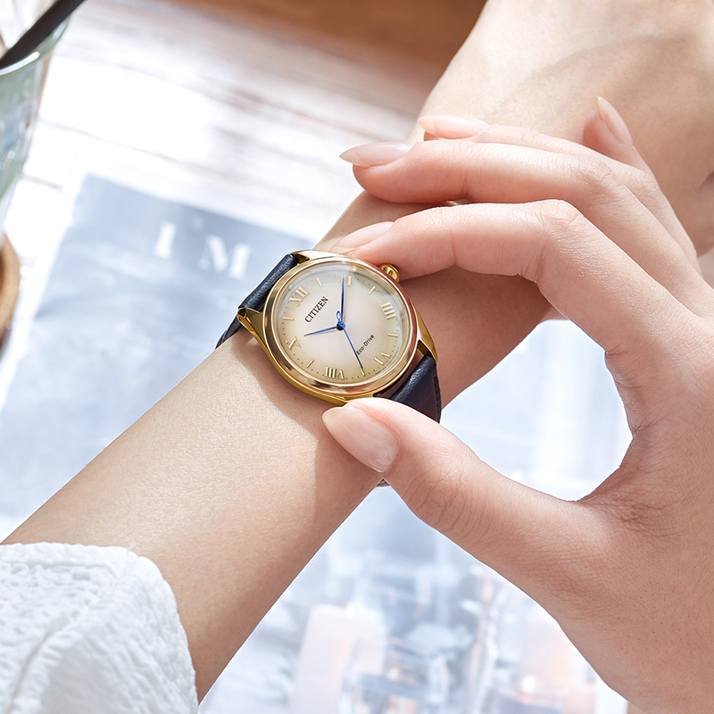 萬年鐘錶 - Citizen 星辰錶  L系列  珍珠貝錶盤光動能皮革款女錶  EM1143-14Z  錶徑 33MM