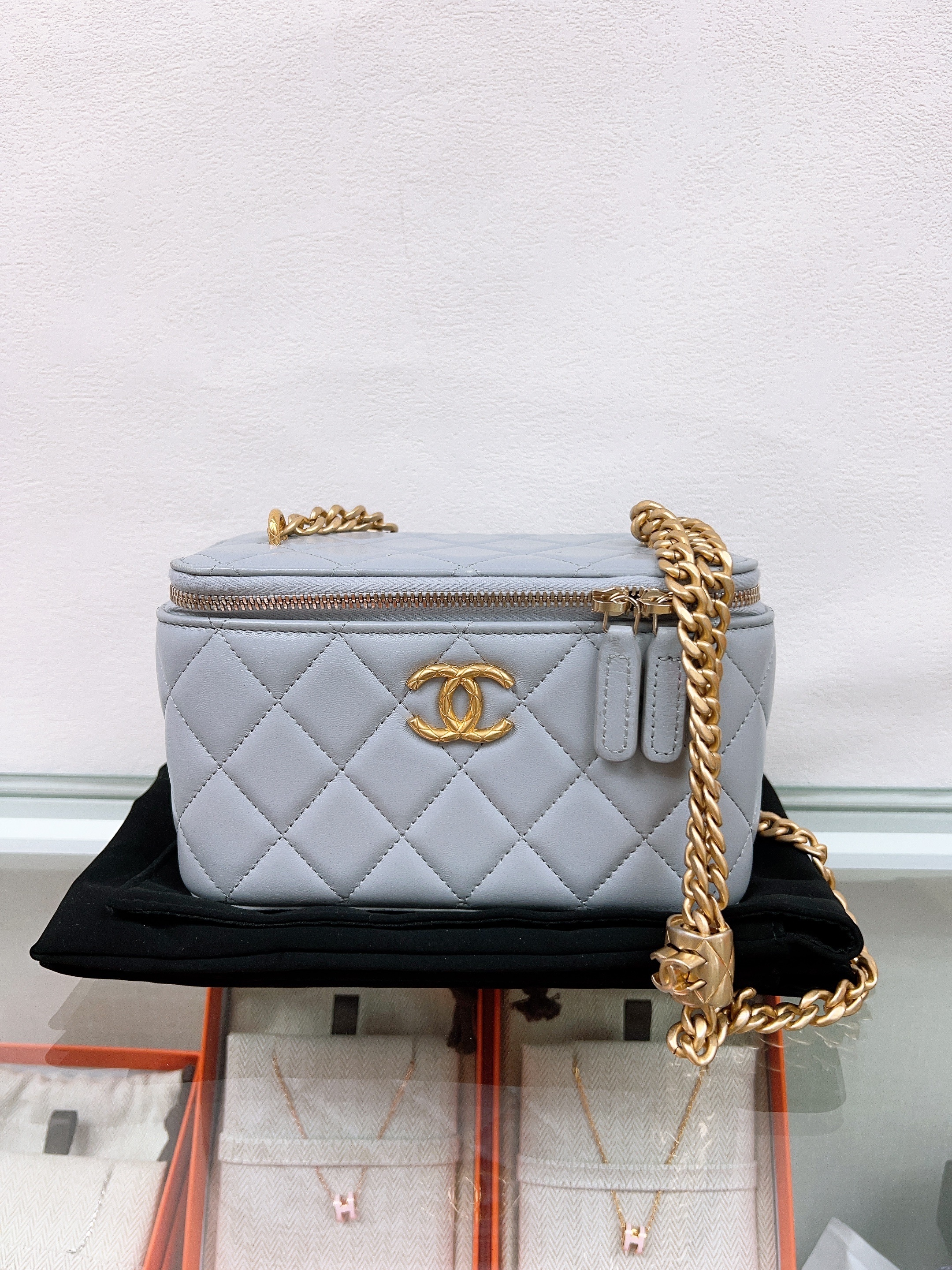Chanel vanity with adjustable chain (grey)