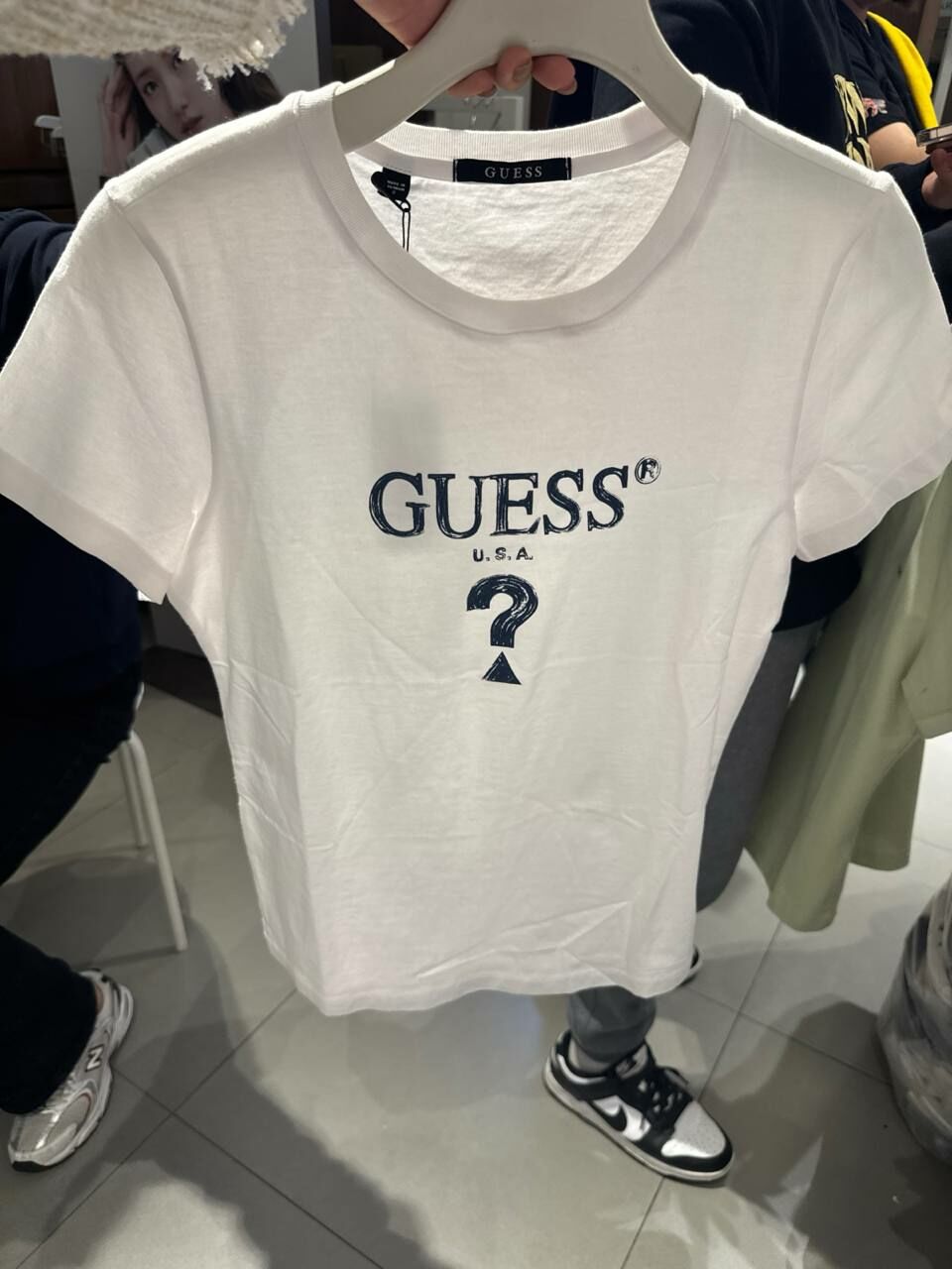 [K] GUESS WOMEN'S RIMLESS TRIANGLE SHORT SLEEVE T-SHIRT,WHITE, YO2K9412-WHT (KGU816)