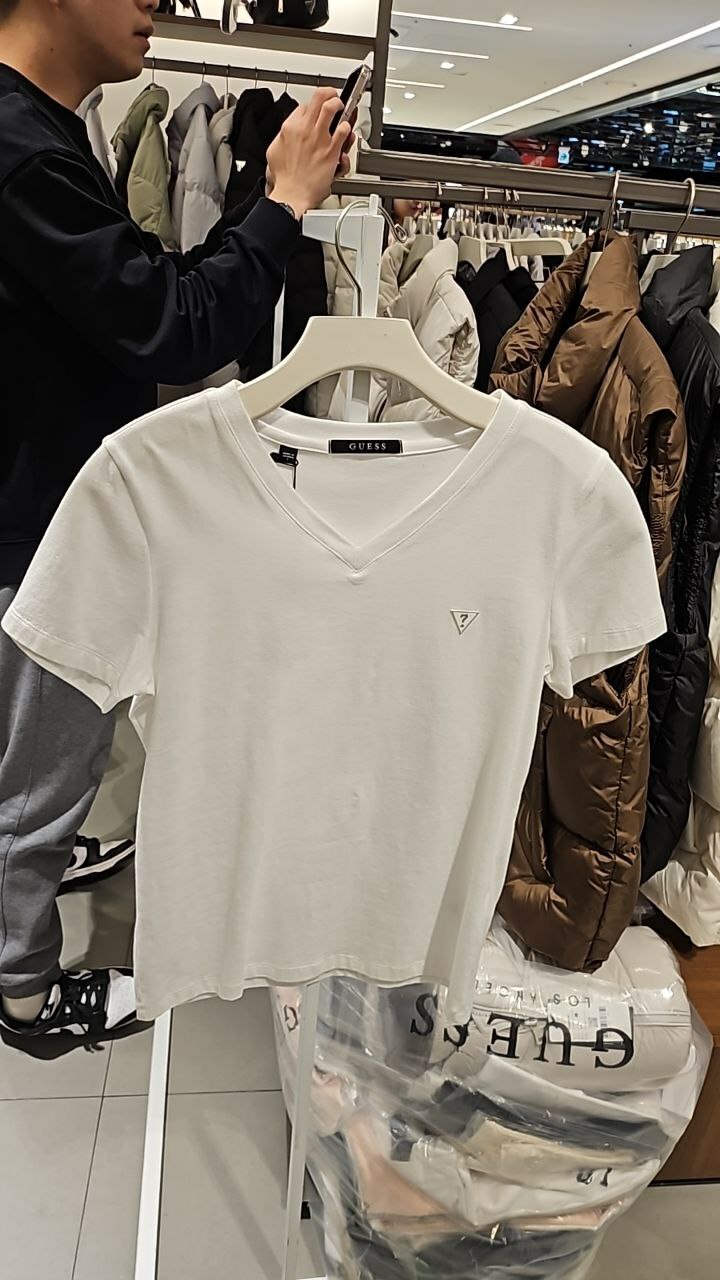 [K] GUESS WOMEN'S MINI TRIANGLE V-NECK SHORT SLEEVE TEE,WHITW, YO2K9483-WHT (KGU833)