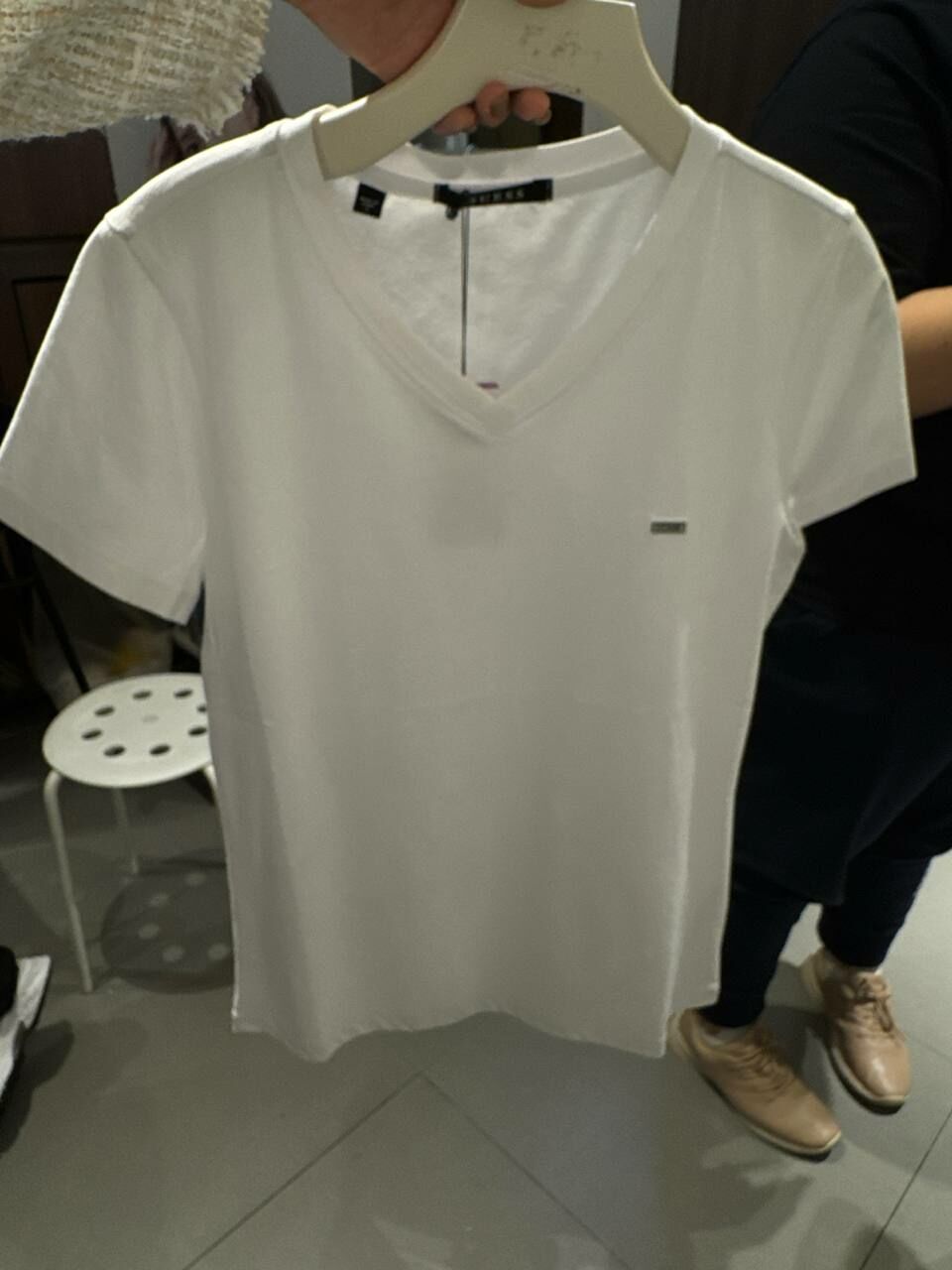 [K] GUESS WOMEN'S COOL MATERIAL V-NECK T-SHIRT,WHITE, YO2K9492-WHT (KGU835)