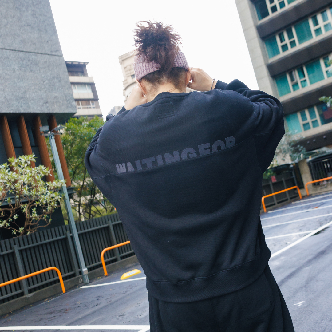 2025 柔軟手感 微短版設計衛衣－低調黑