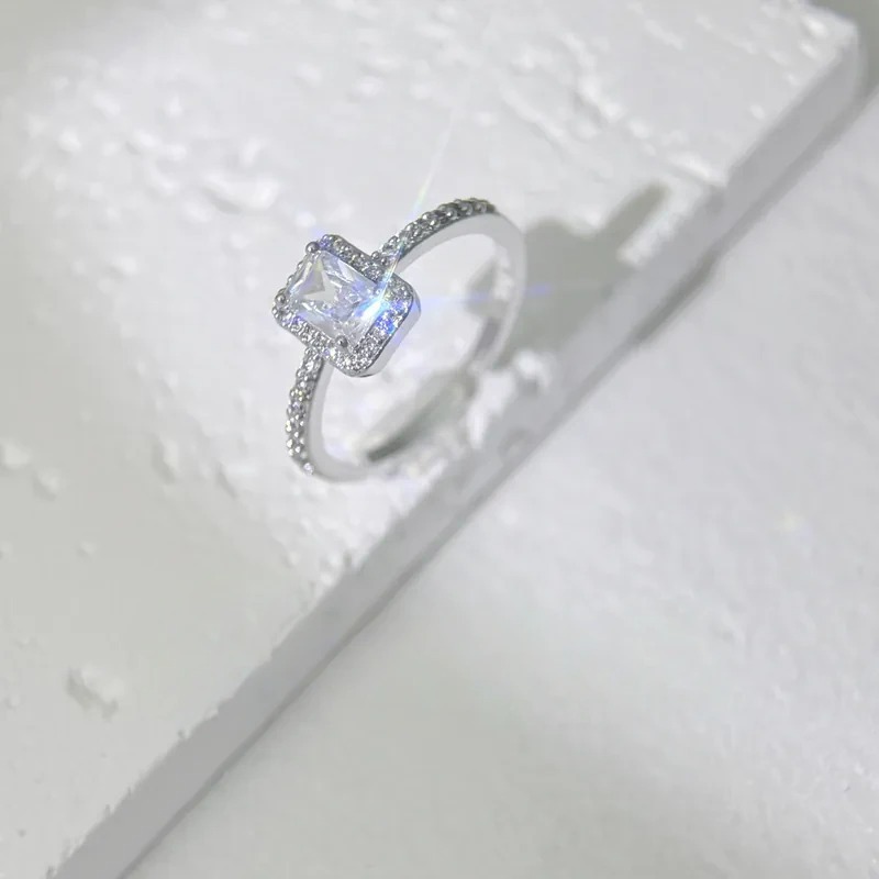 高雅閃方鑽戒指