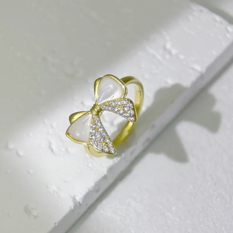 大蝴蝶結母貝鑲鑽戒指