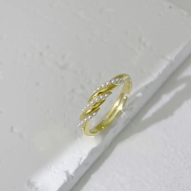 小珍珠斜鑲戒指