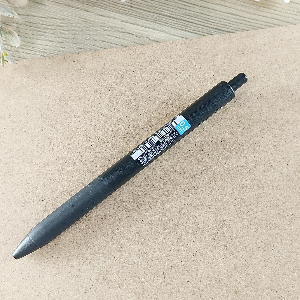 日本UNI ．uni-ball one 超細鋼珠筆 0.5/0.38 槍黑