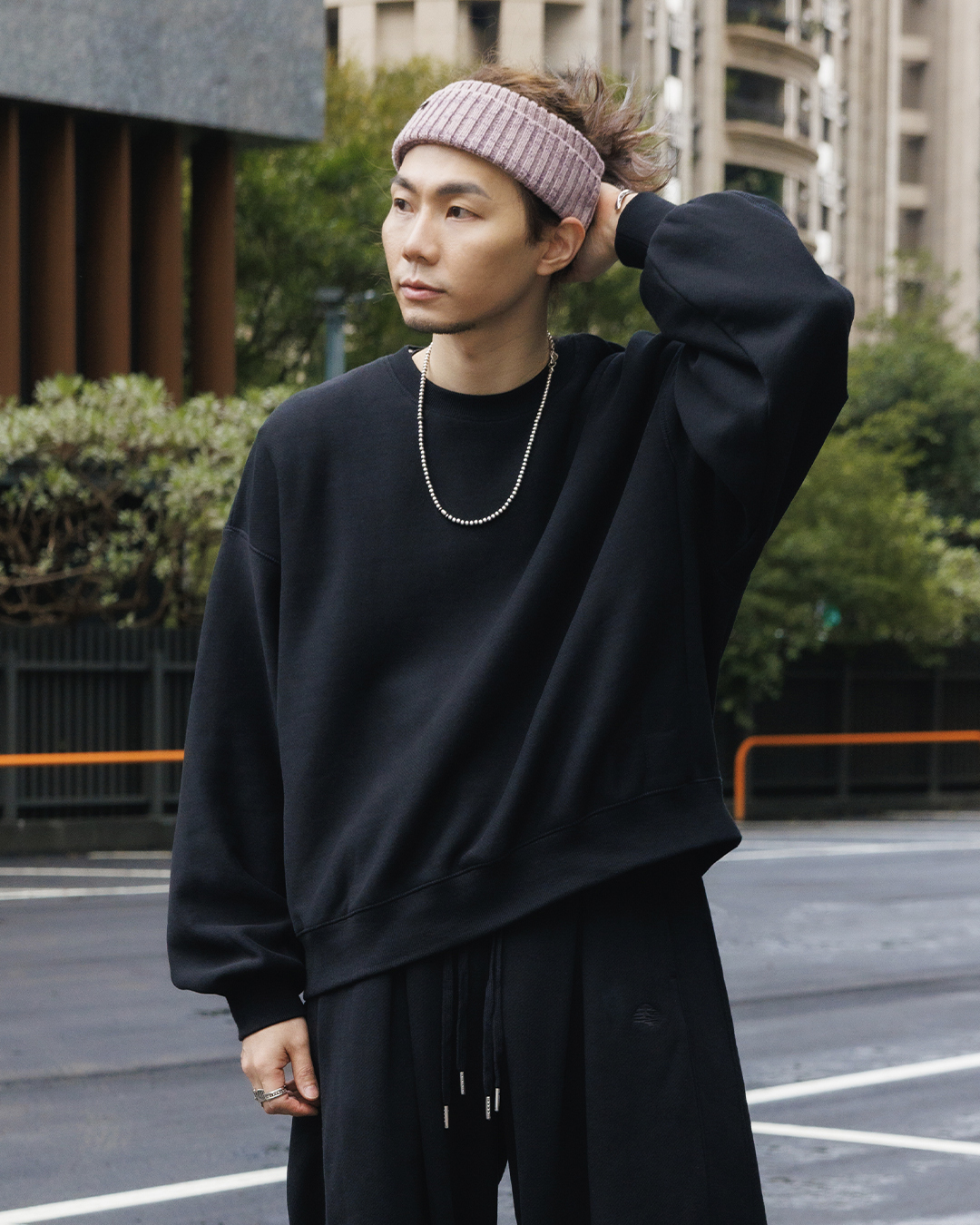 2025 柔軟手感 微短版設計衛衣－低調黑