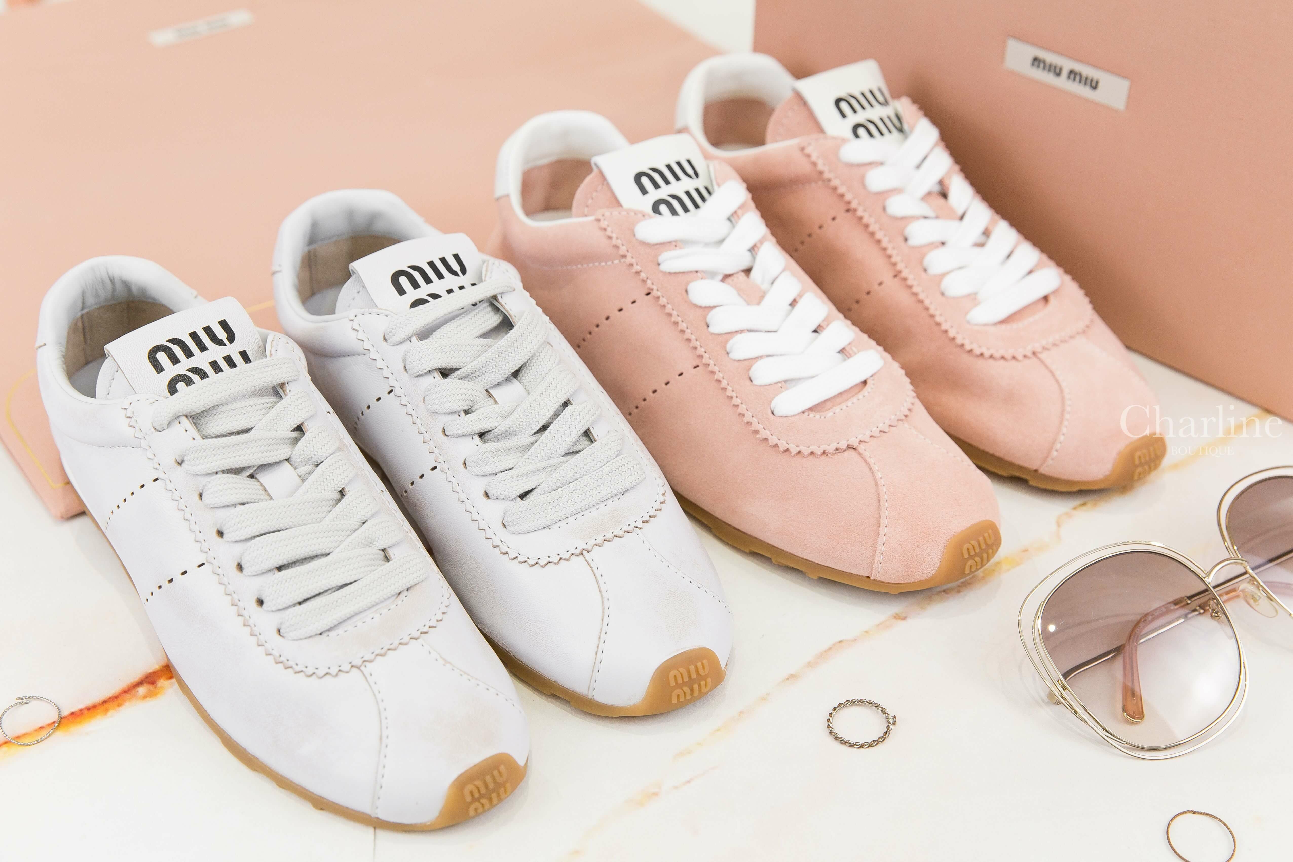 Miu Miu Plume Sneakers 蘭花粉麂皮棕白色皮革飾邊黑字運動鞋,白色仿舊皮革黑字棕色橡膠鞋底運動鞋-Charline Boutique 精品代購