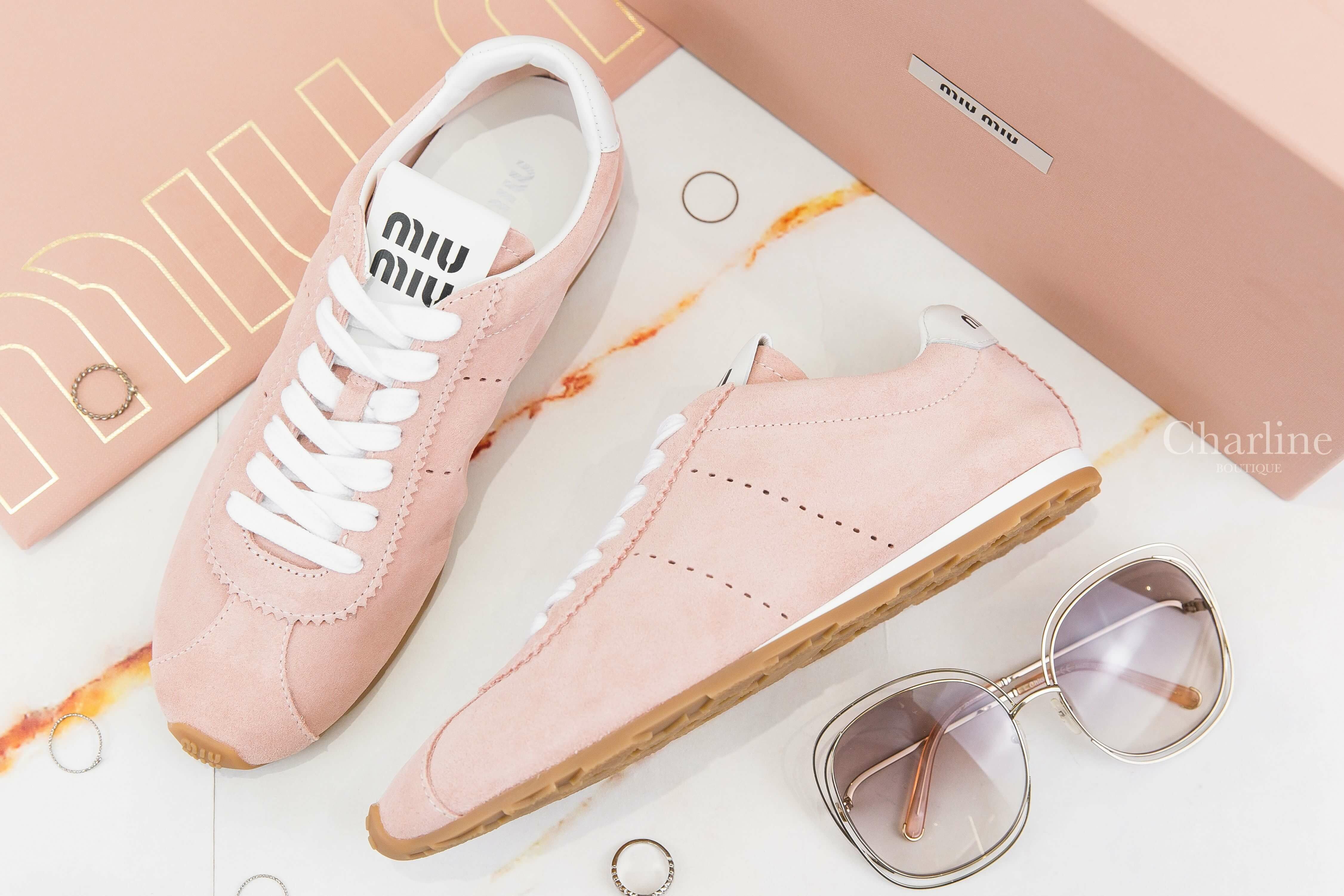 Miu Miu Plume Suede Sneakers 蘭花粉麂皮棕白色皮革飾邊黑字運動鞋-Charline Boutique 精品代購
