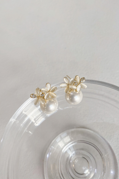 貓眼石花瓣珍珠。銀針耳環