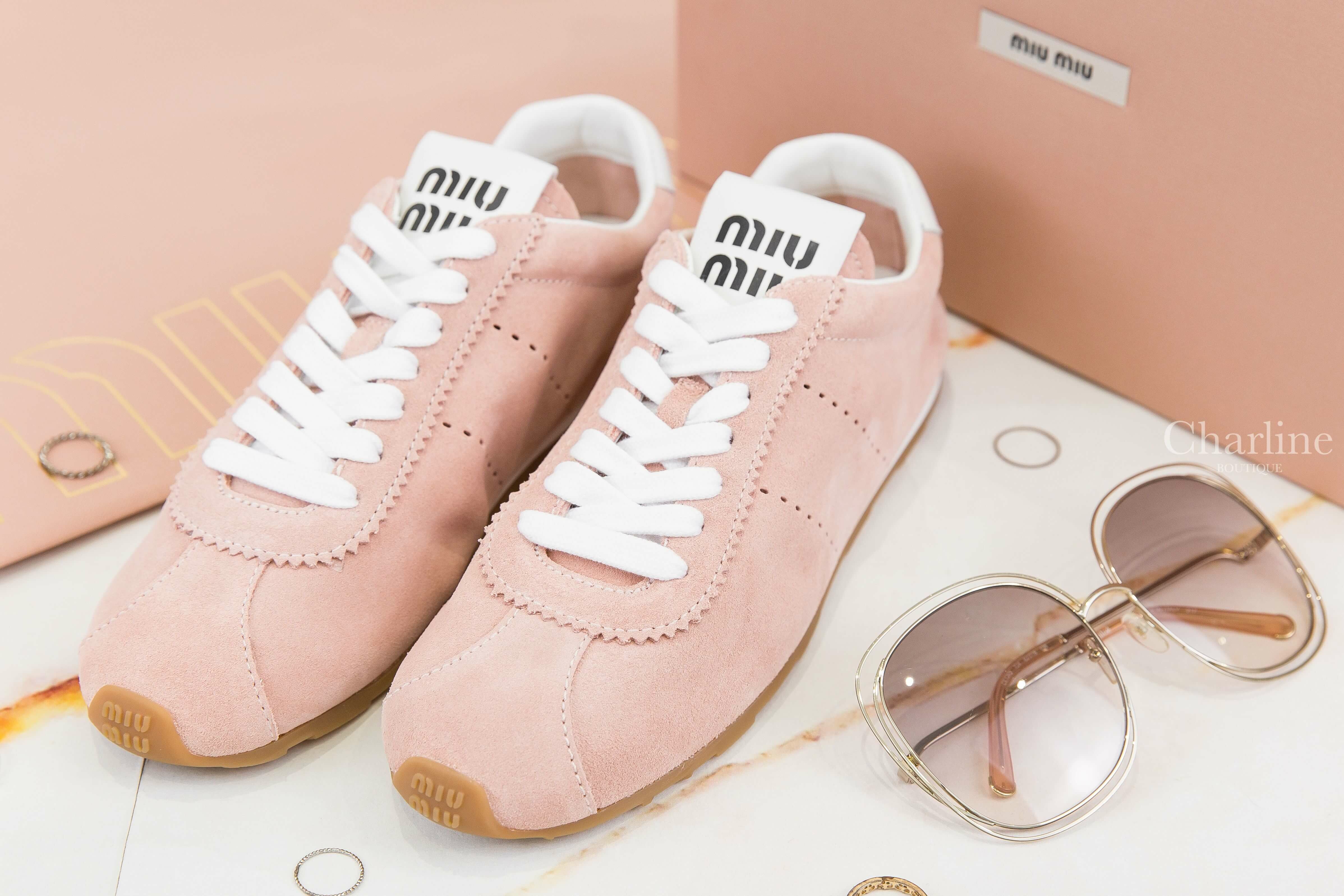 Miu Miu Plume Suede Sneakers 蘭花粉麂皮棕白色皮革飾邊黑字運動鞋-Charline Boutique 精品代購